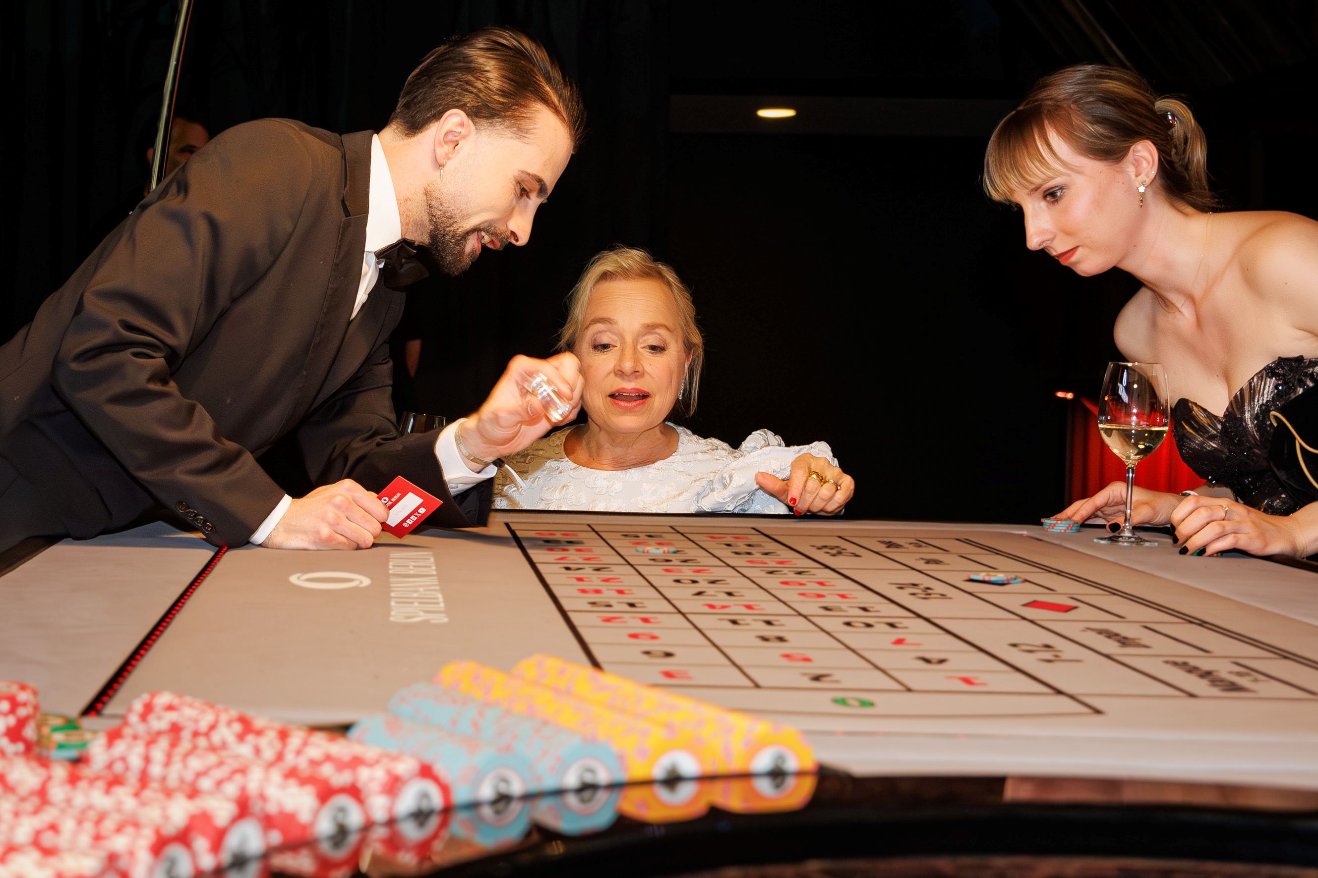 Tatort-Star Christine Urspruch am Roulettetisch der Spielbank Berlin – Spiel, Glamour und ein Hauch von Spannung auf der After-Show-Party | Dirk Lässig